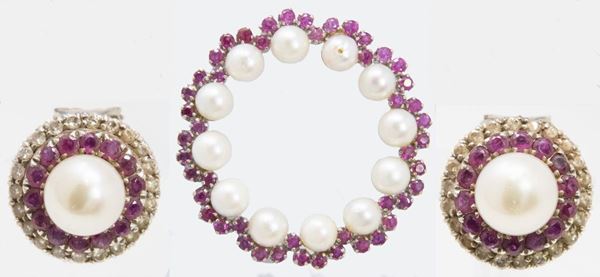 Spilla e orecchini in oro bianco con perle, rubini e brillanti