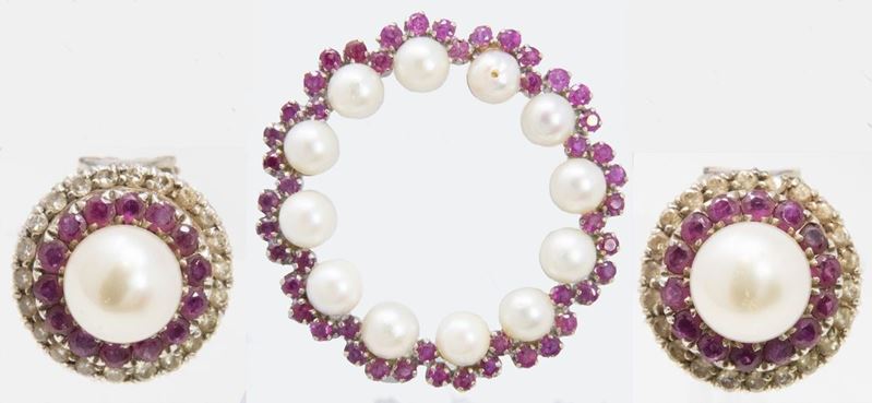 Spilla e Orecchini in Oro Bianco con Perle, Rubini e Brillanti