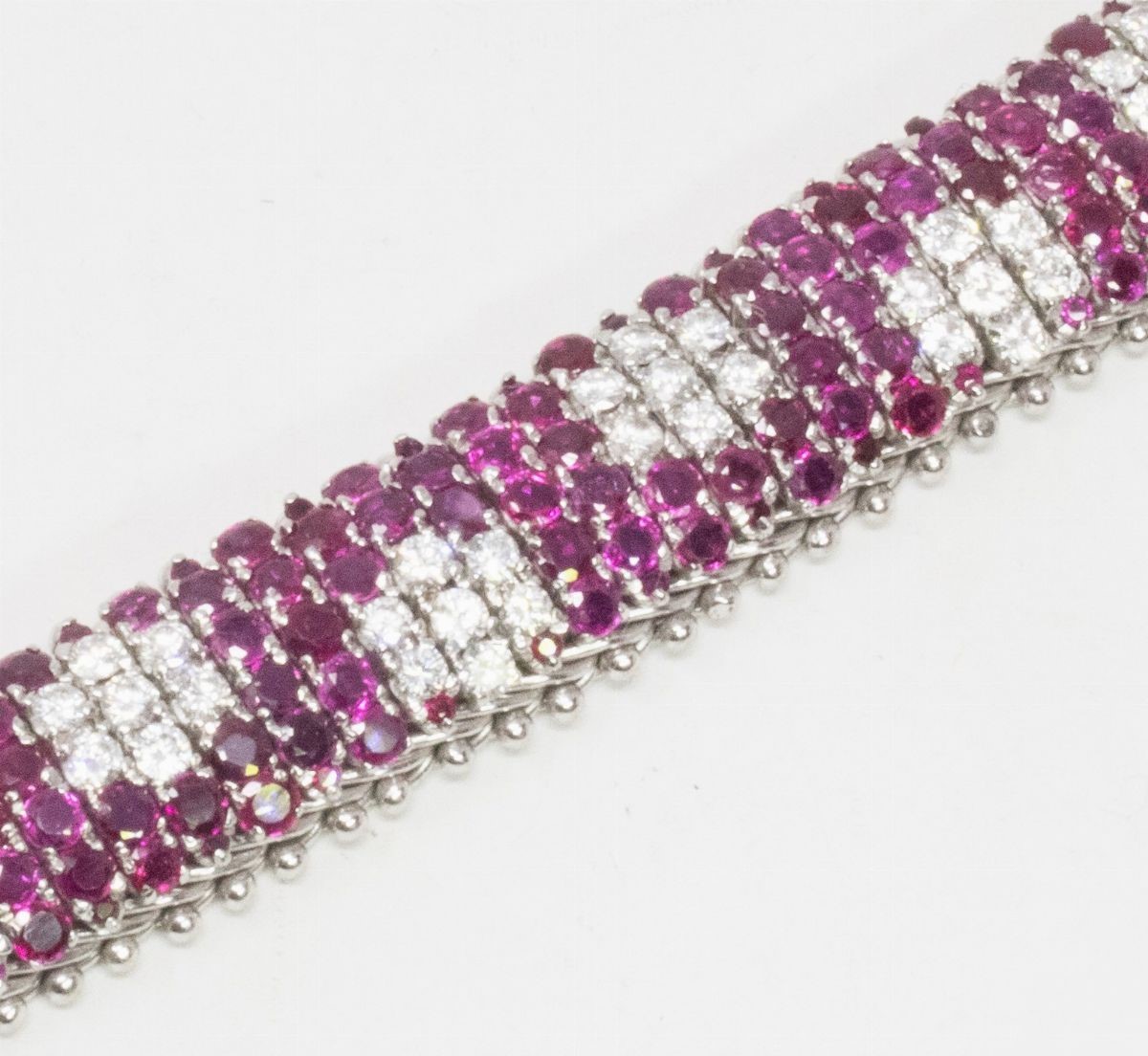 Bracciale a Fascia Snodata in Oro Bianco, con Rubini e Diamanti
