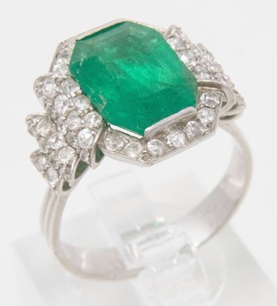 Anello in Platino con Smeraldo Colombia e Brillanti
