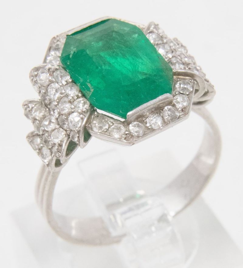 Anello in Platino con Smeraldo Colombia e Brillanti
