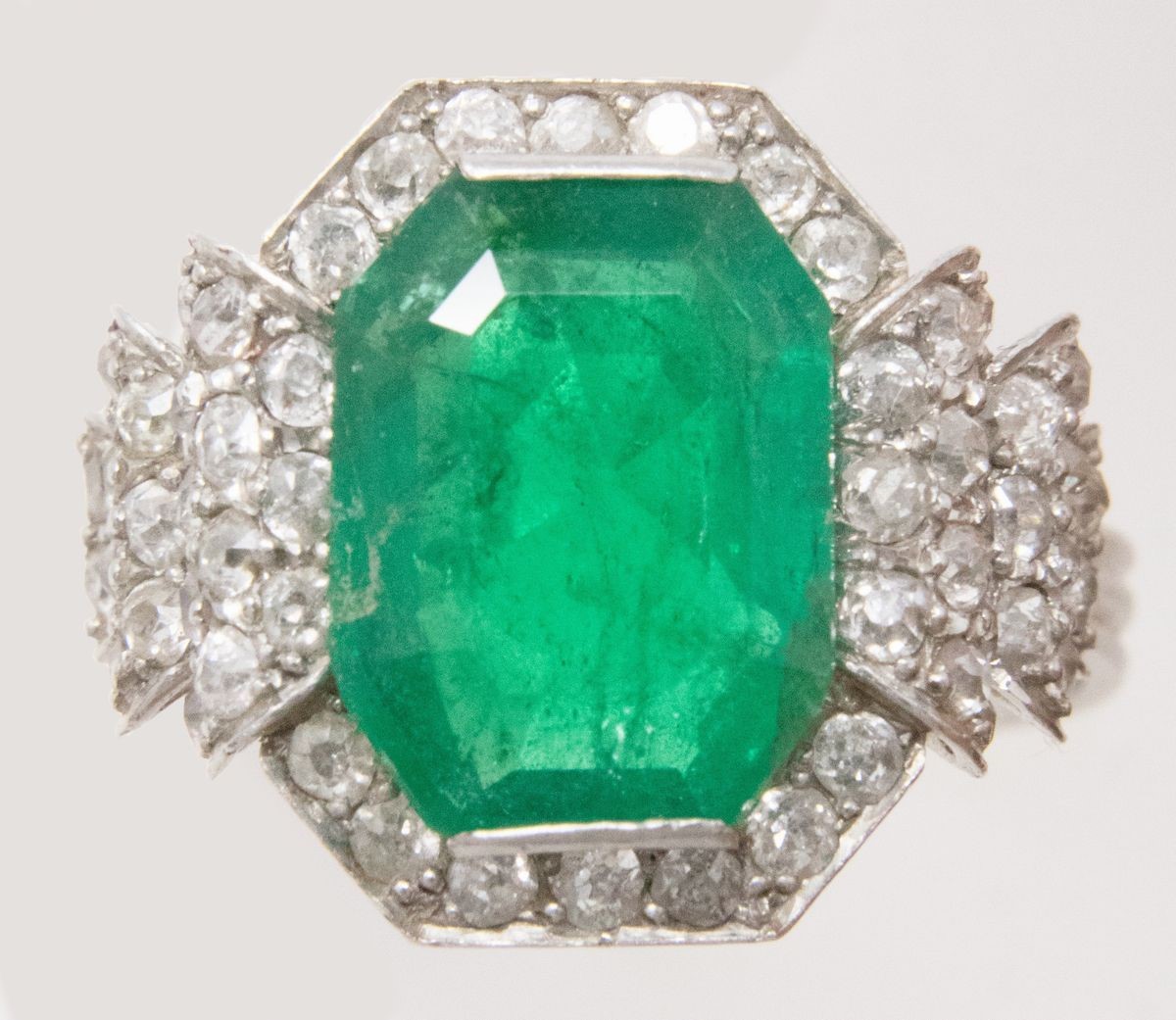 Anello in Platino con Smeraldo Colombia e Brillanti