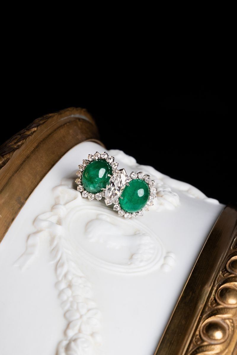 Anello in Oro Bianco con Smeraldi, Diamante e Brillanti