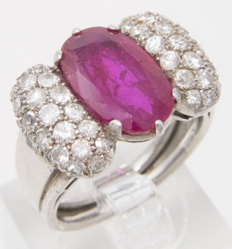 Anello in Platino con Rubino e Brillanti