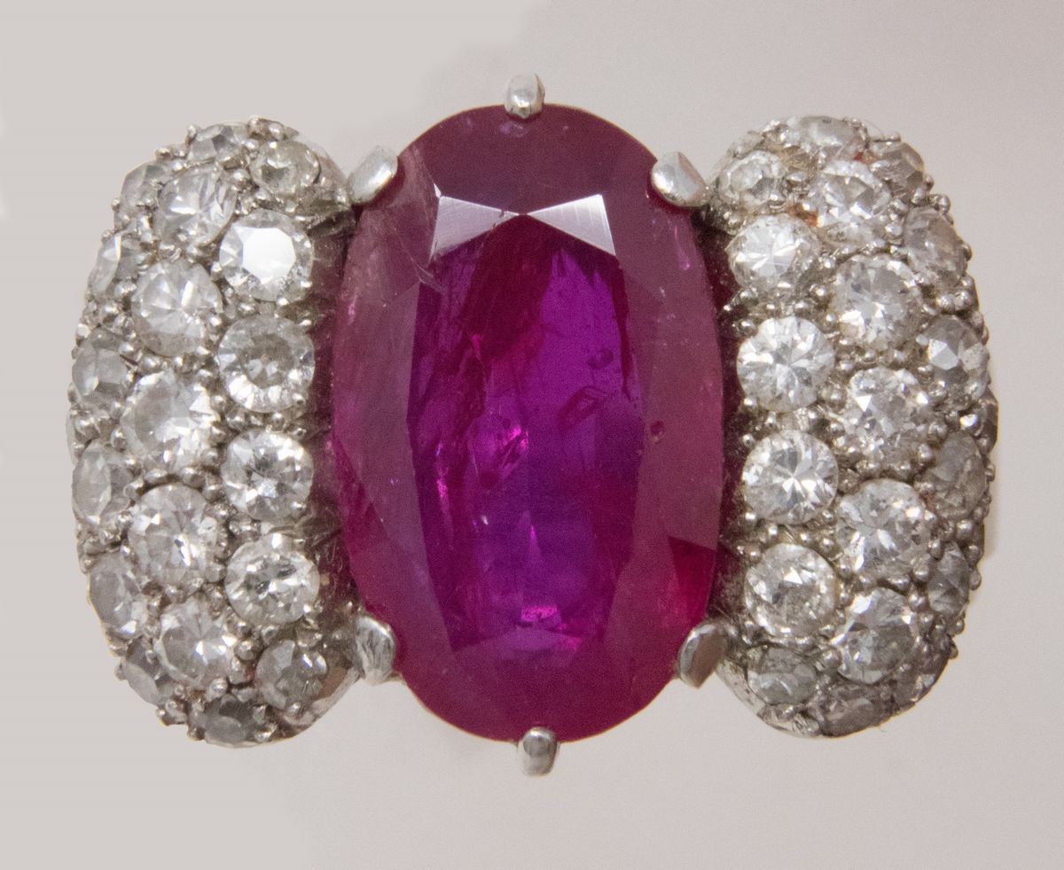 Anello in Platino con Rubino e Brillanti
