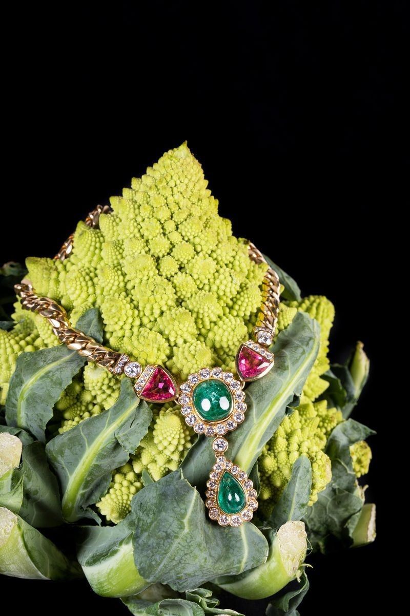 Elegante Collana Girocollo in Oro Giallo, Smeraldi, Tormaline e Brillanti