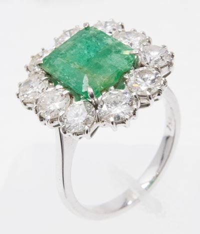 Anello in Oro Bianco con Smeraldo e Diamanti