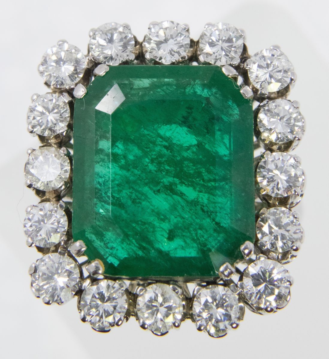 Anello in Platino con Smeraldo e Diamanti