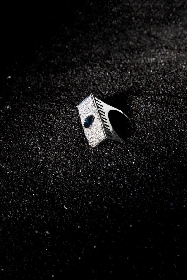 Anello in oro bianco con zaffiro e brillanti