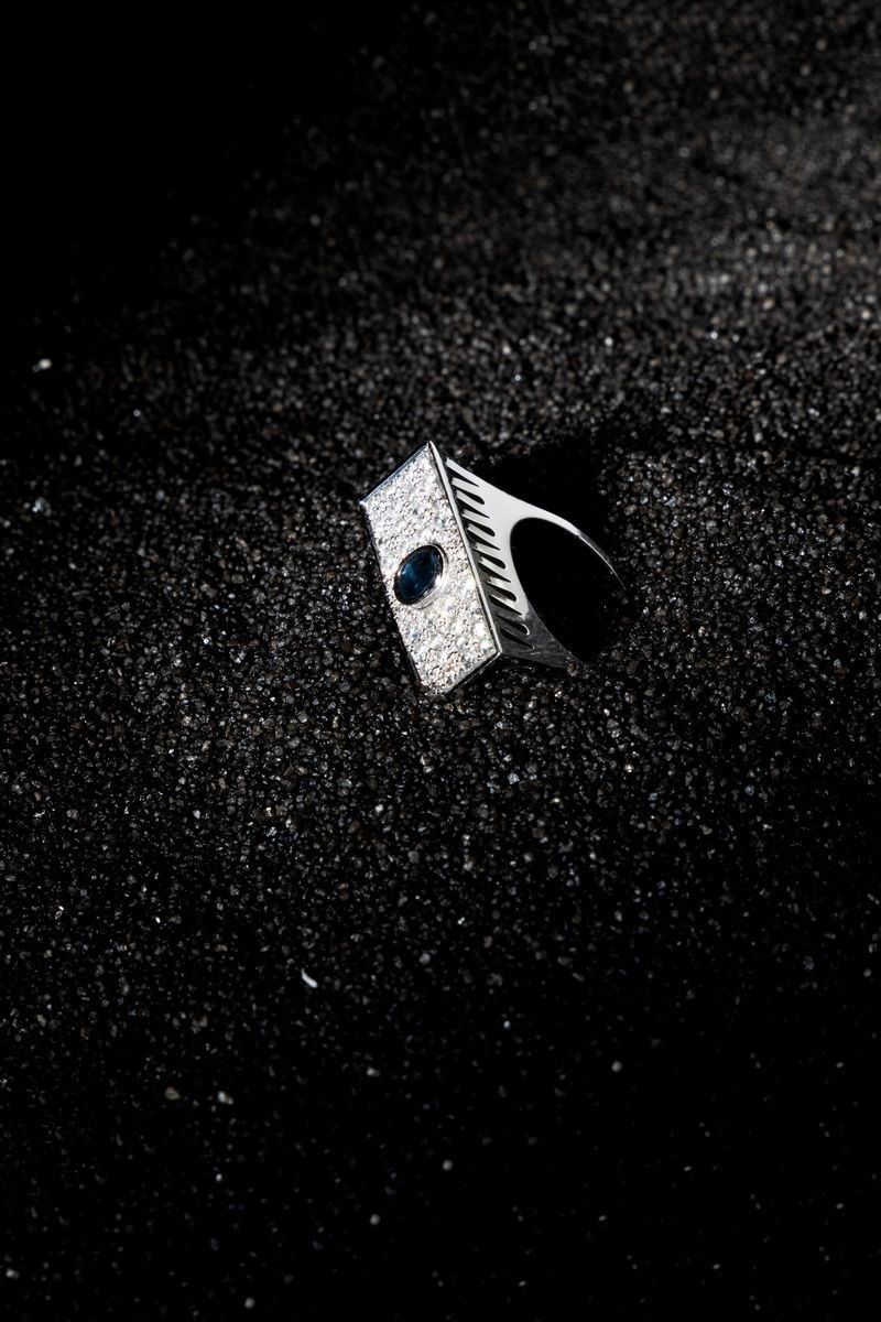Anello in Oro Bianco con Zaffiro e Brillanti