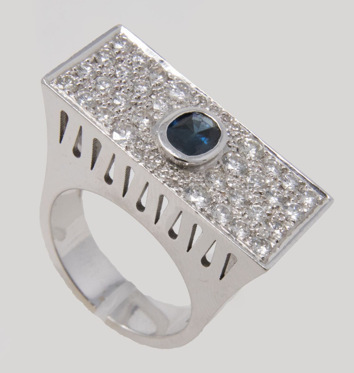 Anello in Oro Bianco con Zaffiro e Brillanti