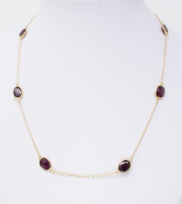 Collana girocollo in oro giallo e granati ovali sfaccettati