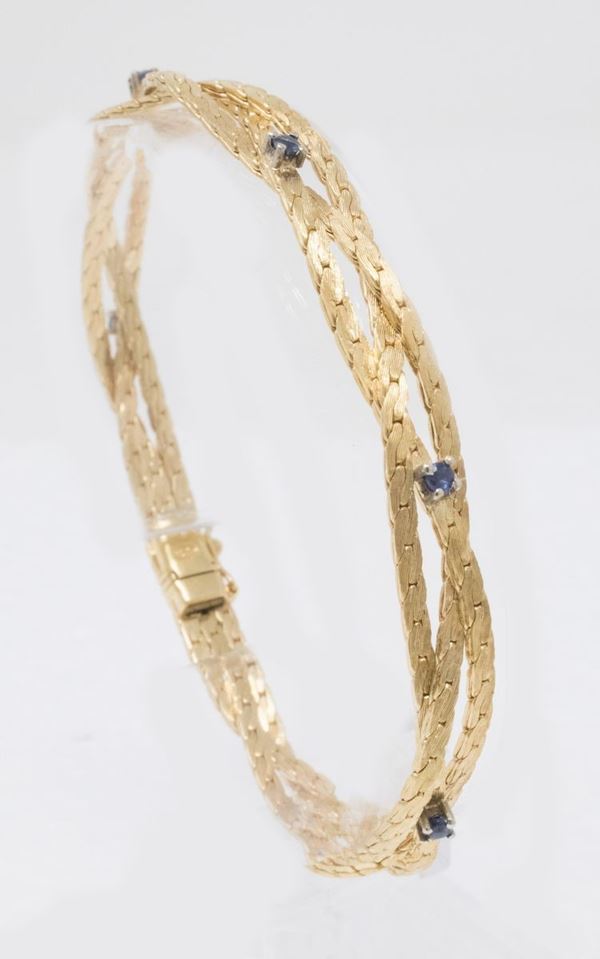 Bracciale in oro giallo a maglia intrecciata con piccoli zaffiri