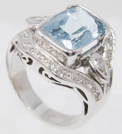 Anello in Oro Bianco con Acquamarina e Brillanti