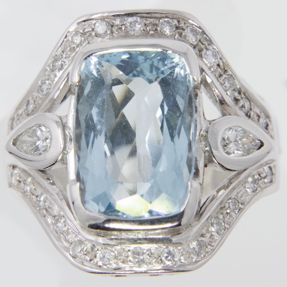 Anello in Oro Bianco con Acquamarina e Brillanti
