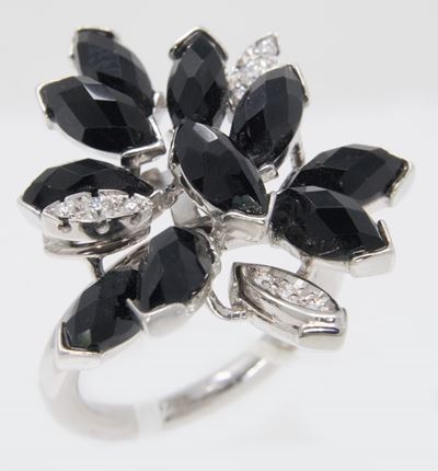 Anello a Fiore in Oro Bianco e Agata Nera con Piccoli Brillanti