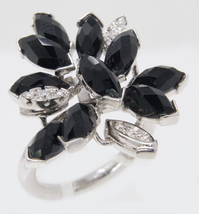 Anello a Fiore in Oro Bianco e Agata Nera con Piccoli Brillanti
