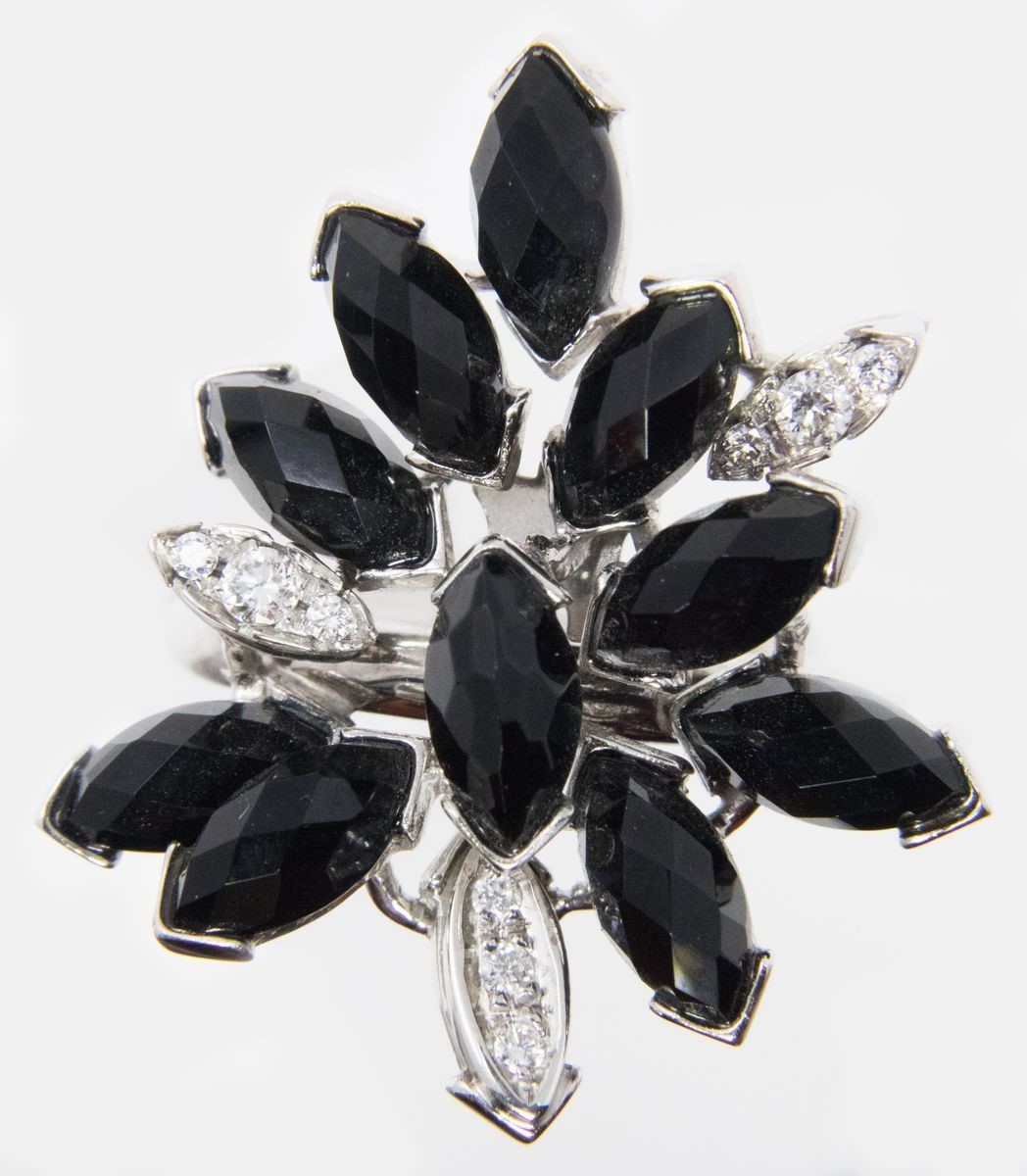 Anello a Fiore in Oro Bianco e Agata Nera con Piccoli Brillanti