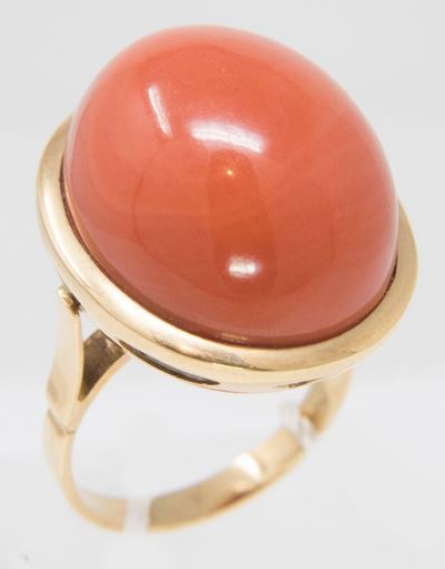 Anello in Oro Giallo con Corallo Cabochon Ovale
