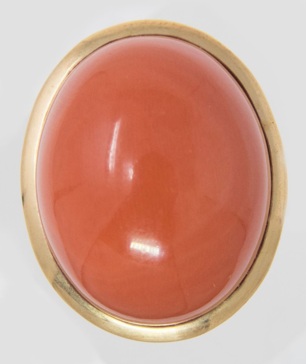 Anello in Oro Giallo con Corallo Cabochon Ovale