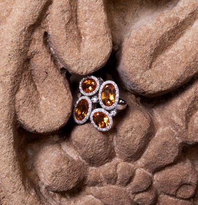 Anello in Oro Bianco con Quattro Topazi Ovali e Brillanti
