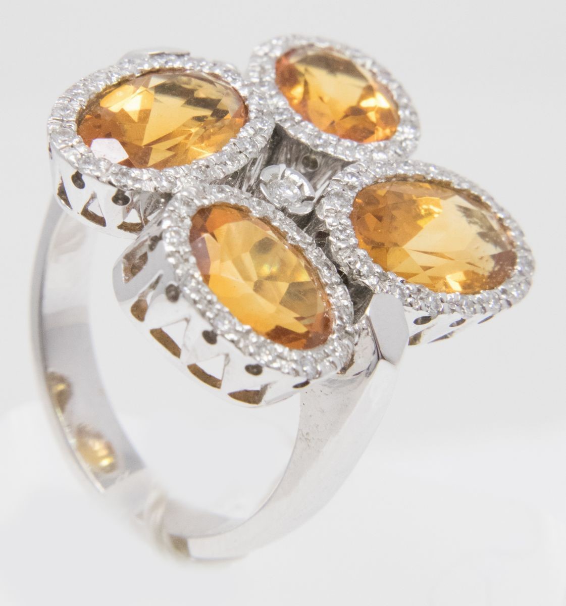 Anello in Oro Bianco con Quattro Topazi Ovali e Brillanti