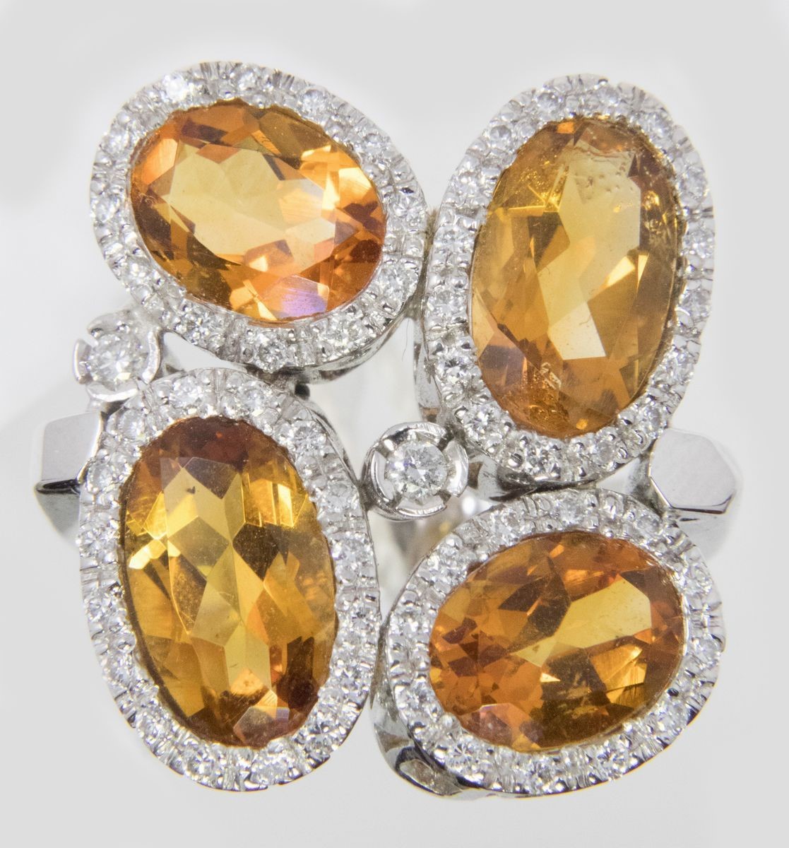 Anello in Oro Bianco con Quattro Topazi Ovali e Brillanti