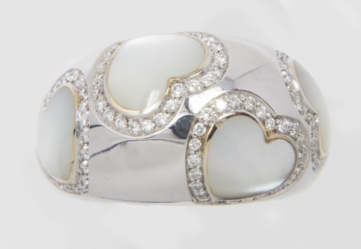 Pasquale Bruni Anello a Fascia Bombata in Oro Bianco con Madreperla e Brillanti