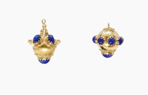 Due charms in oro giallo e lapislazzuli cabochon