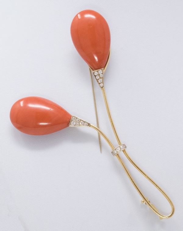 Spilla in oro giallo e corallo rosso e brillanti