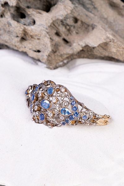 Bracciale Rigido in Oro Giallo e Argento con Rose di Diamante, Zaffiri e Diamanti Vecchio Taglio