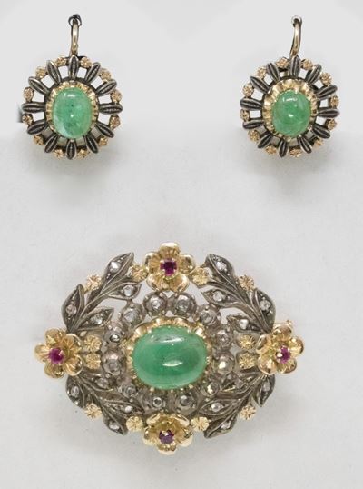 Spilla e Orecchini in Oro Giallo e Argento con Smeraldi, Rose di Diamante e Rubini