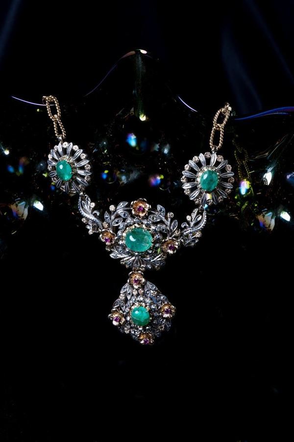 Lunga collana in oro giallo e argento con smeraldi, rose di diamante e piccoli rubini