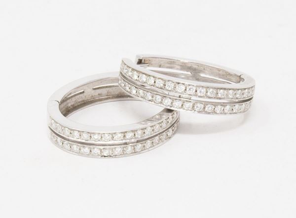 Orecchini ovali in oro bianco e diamanti