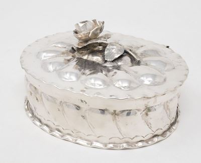 Scatola Portagioie Ovale in Argento Sbalzato