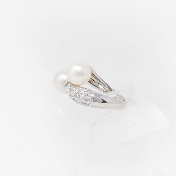 Anello a fascia in oro bianco con perle e brillanti